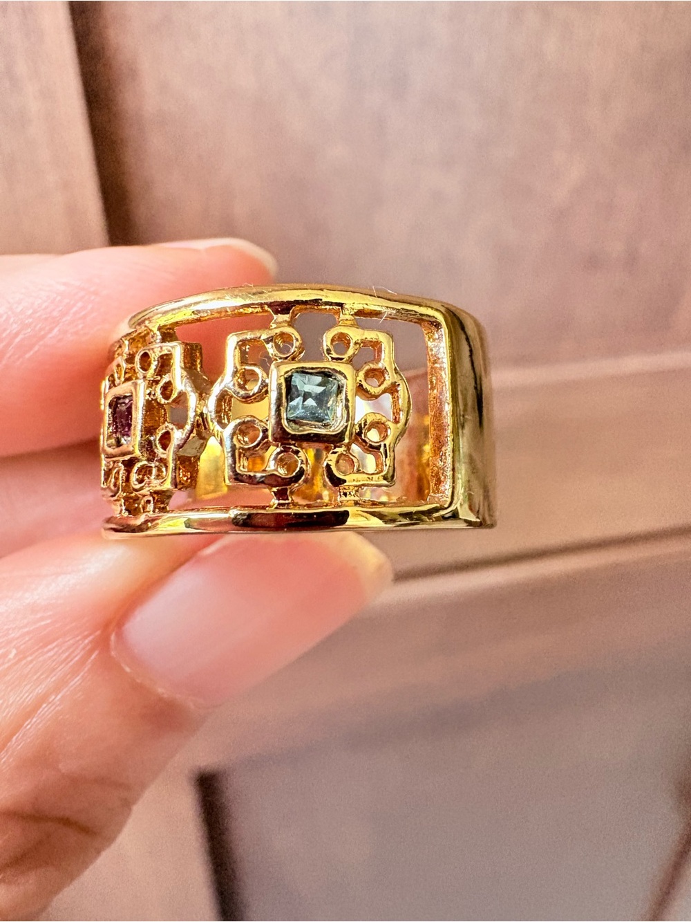 Vintage 90s Avon Gold Tone Wide Filigree Band Ring Green Purple Blue Stones Sz 9 - Picture 8 of 13